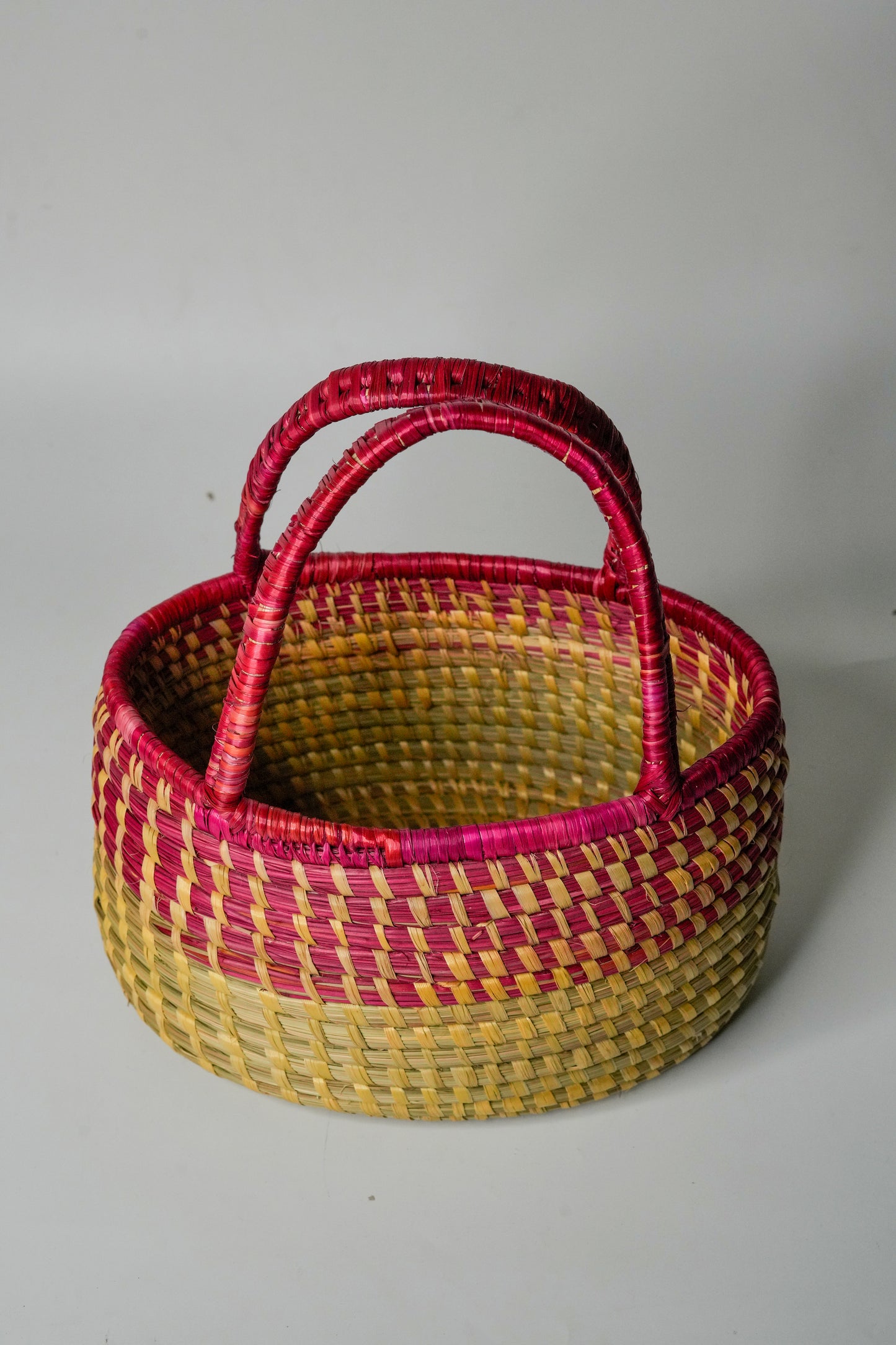 हाथ से बुनी घास टोट बैग - लाल