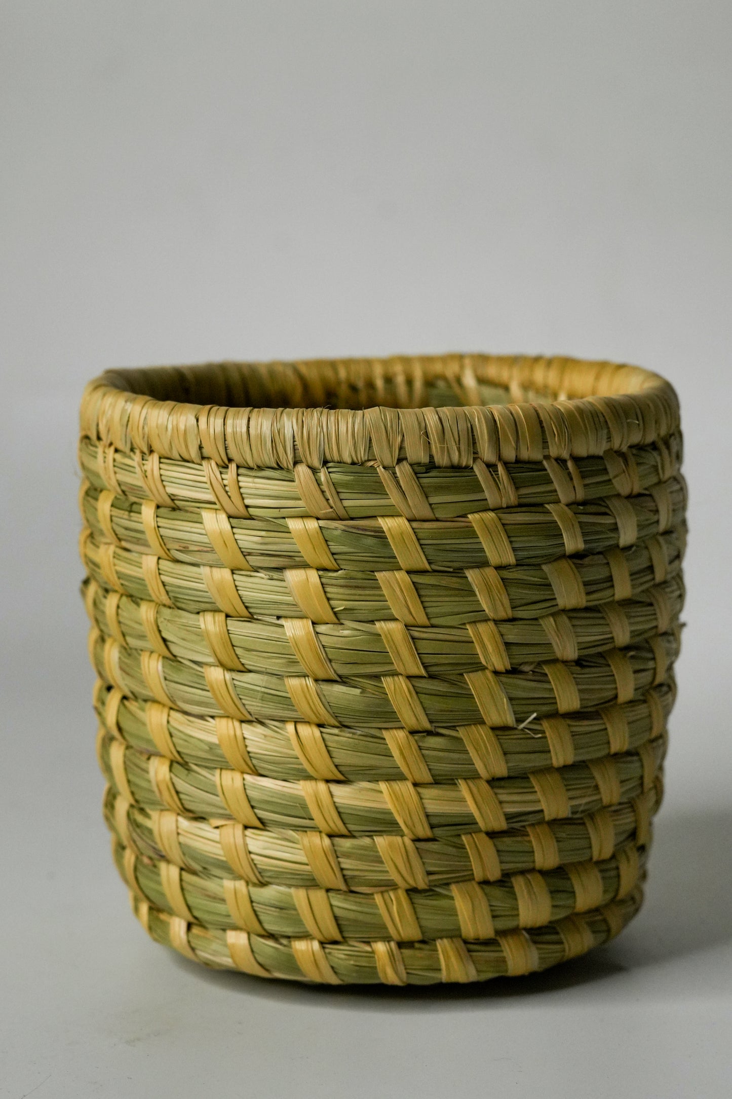 Rasa Spoon Holder – Handwoven Grass Kitchen Organizer