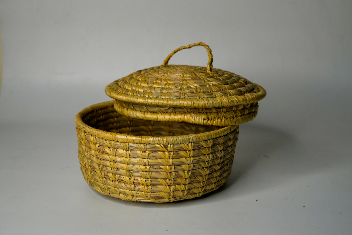 Vanali Casserole – Handwoven Grass Storage Basket with Lid