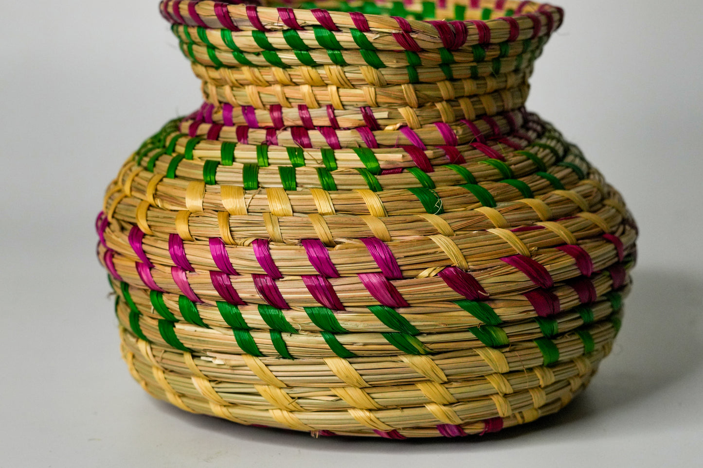 पवित्र कलश - सजावट और पूजा के लिए हाथ से बुना हुआ अनुष्ठान पात्र