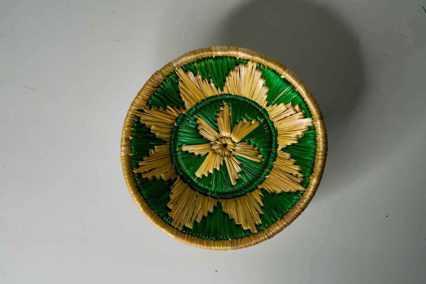 शुभ्रा टोकरी - सजावटी हाथ से बनी कुरसी टोकरी