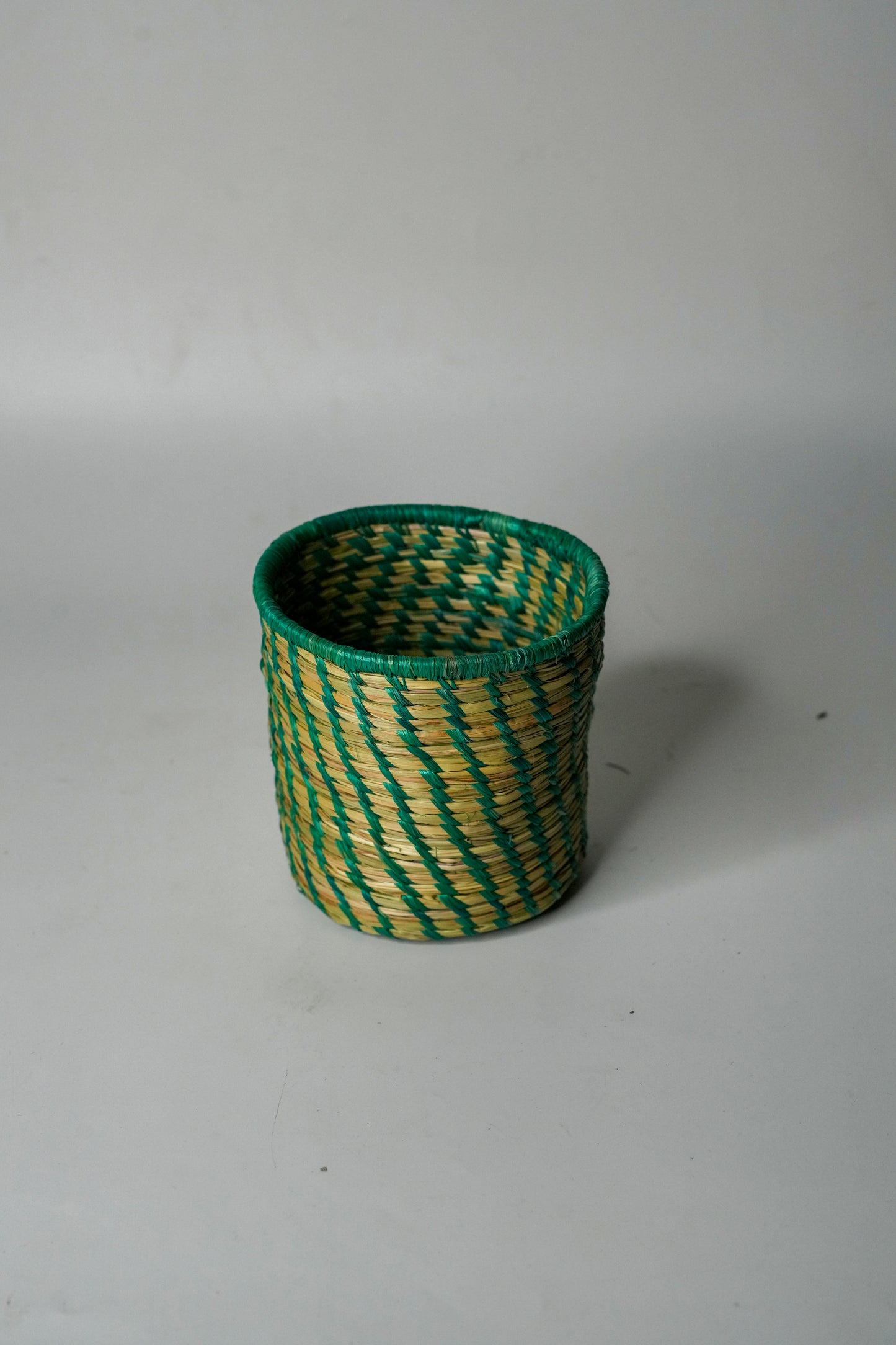 Rasa Spoon Holder – Handwoven Grass Kitchen Organizer