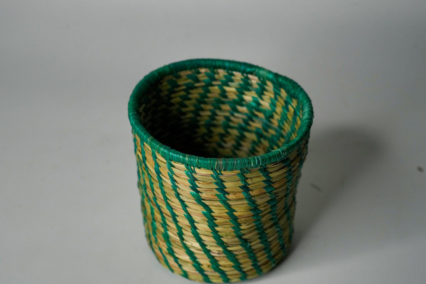 Rasa Spoon Holder – Handwoven Grass Kitchen Organizer