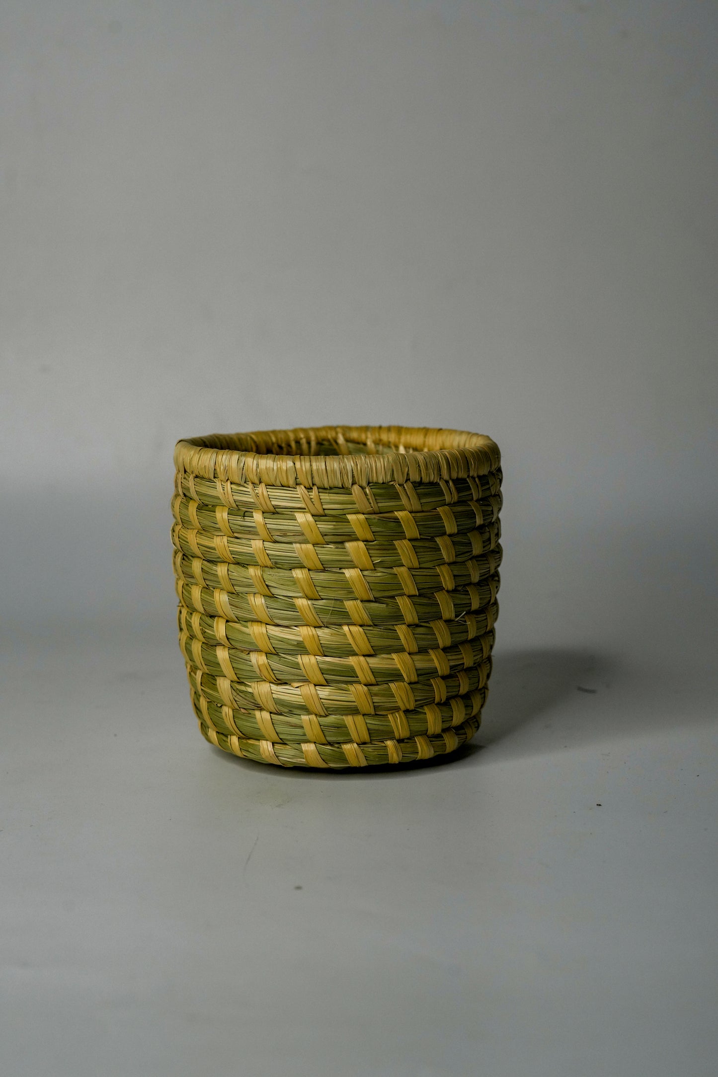 Rasa Spoon Holder – Handwoven Grass Kitchen Organizer