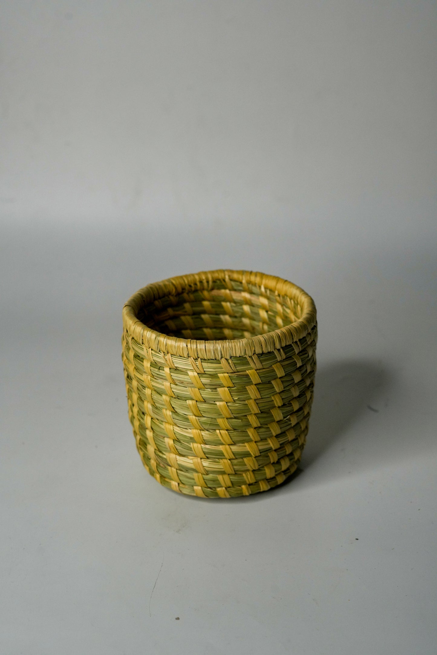 Rasa Spoon Holder – Handwoven Grass Kitchen Organizer