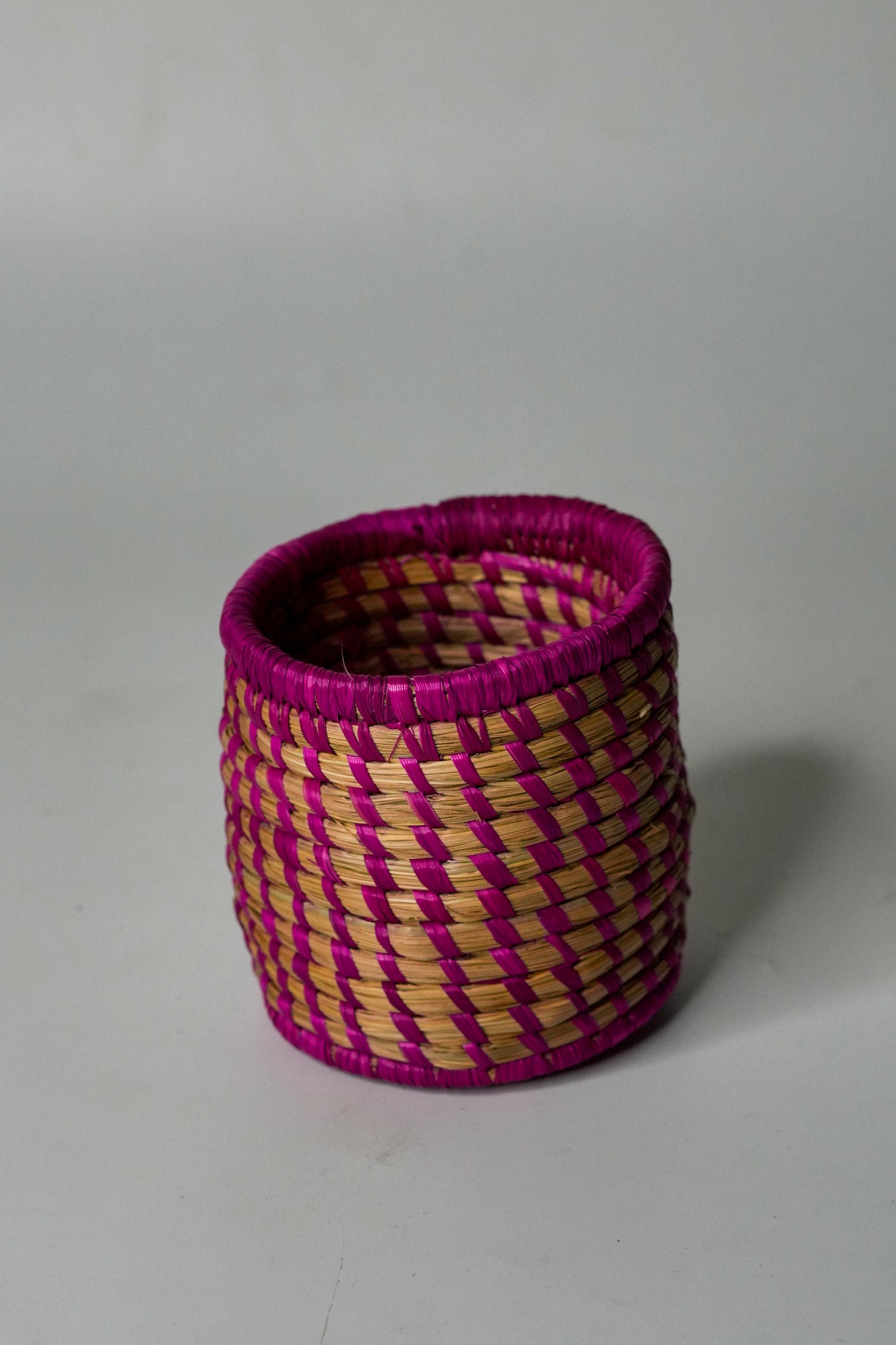 Rasa Spoon Holder – Handwoven Grass Kitchen Organizer