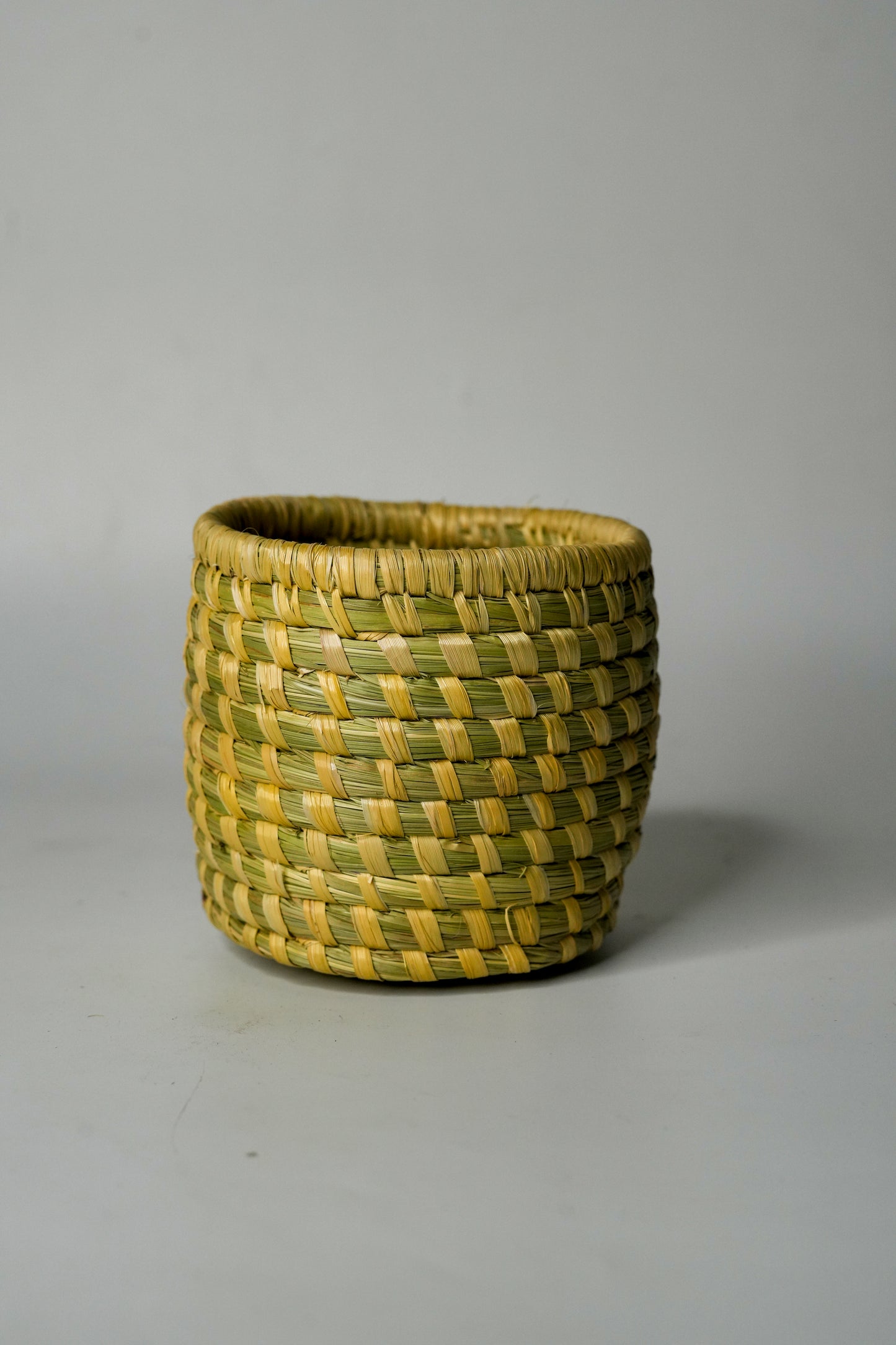Rasa Spoon Holder – Handwoven Grass Kitchen Organizer