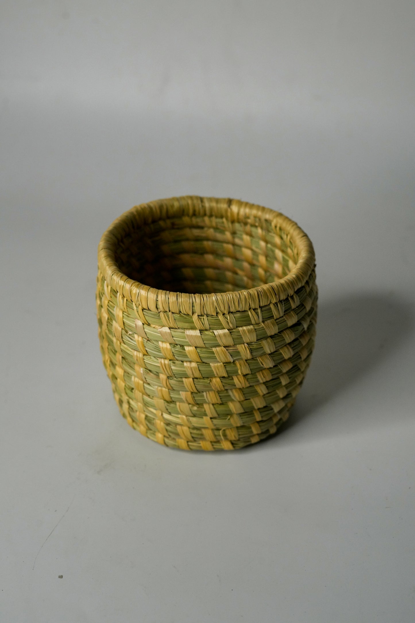 Rasa Spoon Holder – Handwoven Grass Kitchen Organizer